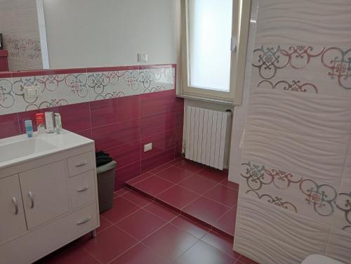 A bathroom at Le stanze colorate di Corsano