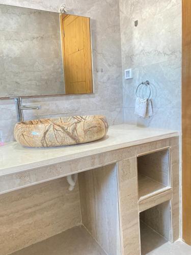 a bathroom with a sink and a mirror at Dar Lili Djerba in Mezraya