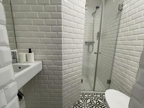 y baño con ducha, aseo y lavamanos. en Urban Terrace Apartment 1C, en Lisboa