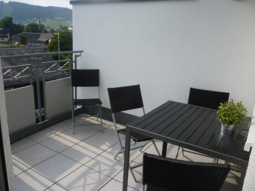balcón con mesa, sillas y vistas en Residnez Mühlenberg Typ A1, en Willingen