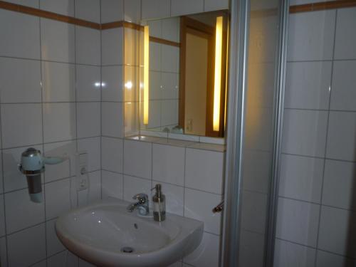 y baño con lavabo y espejo. en Residnez Mühlenberg Typ A1, en Willingen