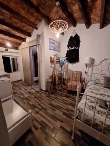 una camera con letto e lampadario a braccio di Holiday Apartments,Polynikis Sea-Cret, Pachyammos a Pachyammos