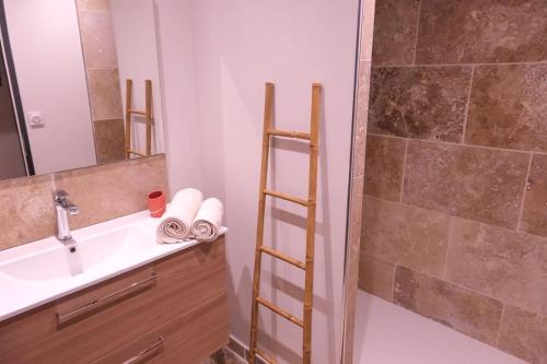 a bathroom with a sink and a shower at Maison d'hôtes Les Oliviers in Cazouls-lès-Béziers