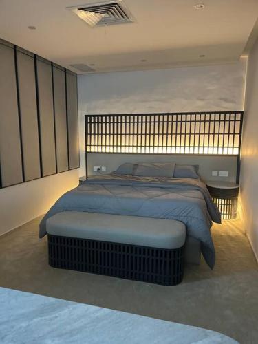 um quarto com uma cama grande num quarto em Serene roof A quiet romantic luxurious em Kuwait