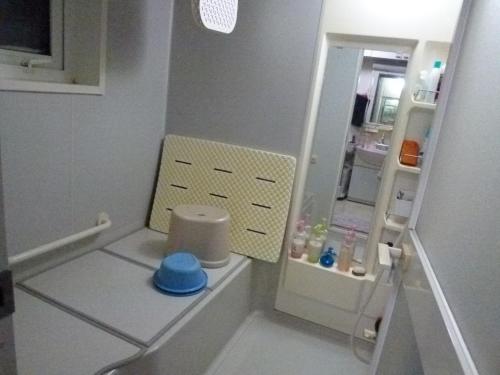 un piccolo bagno con un piccolo frigorifero con la porta aperta di Otaru - House / Vacation STAY 57190 a Otaru
