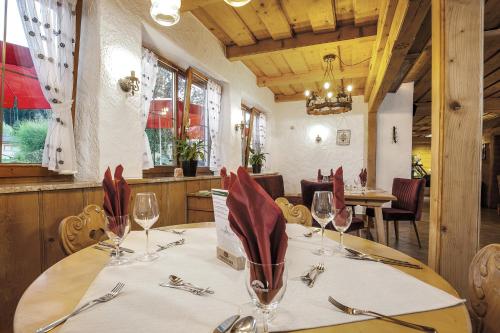 uma sala de jantar com uma mesa com copos de vinho em Bayern Chalets em Ainring