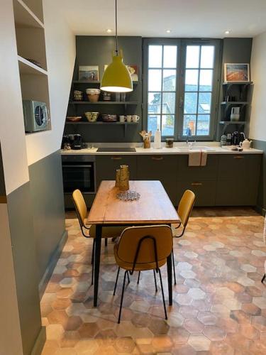 濱海聖布里阿克的住宿－La suite Émile proposé par escaleasaintbriac，一间厨房,里面配有桌椅