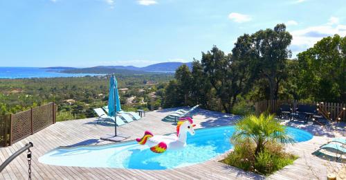 - une piscine avec un petit maïs dans l'établissement Villa Leana Villata, à Sainte-Lucie de Porto-Vecchio