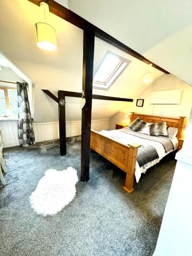 una camera con un grande letto e una finestra di Stable boys cottage a Sedgeberrow
