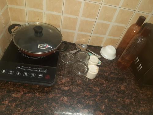 una olla en la parte superior de una estufa en la cocina en VVA HOMES en Ghaziabad