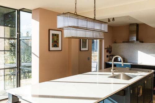 Кухня или мини-кухня в Lewknor Lodge: Stunning 5 bed, 4 bathroom house in Ramsgate
