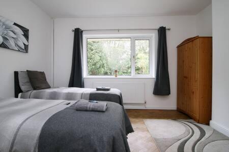 - une chambre avec 2 lits et une fenêtre dans l'établissement The Lockett by StayStaycations, à Plymouth