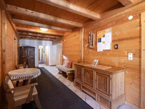 Zimmer mit einem Tisch, einer Bank und Holzwänden in der Unterkunft Haus Rainer in Wildschönau
