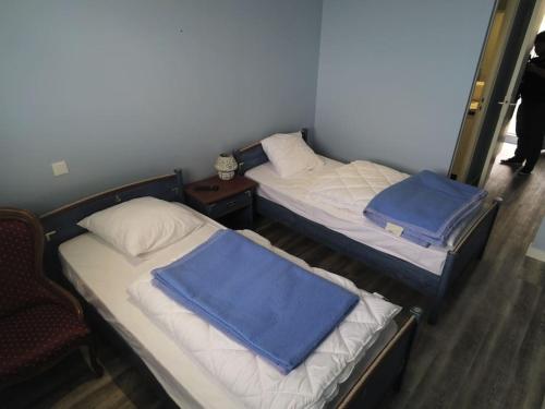 - 2 lits dans une pièce dans l'établissement Appart plein sud face VUE MAGNIFIQUE : Ile d'Artz, à La Bernerie-en-Retz