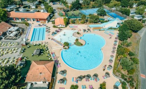 uma vista superior de uma piscina num resort em Mobilhome 526 3ch/2SDB camping 4* La Réserve SIBLU Gastes em Gastes