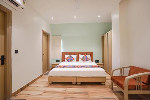 FabHotel IP Indrapuram tesisinde bir odada yatak veya yataklar