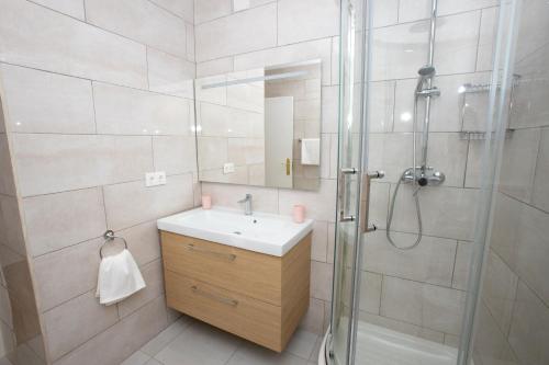 a bathroom with a sink and a shower at Garten und Pool in San Vicente del Raspeig