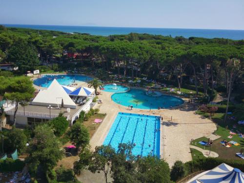 una vista panoramica su due piscine in un resort di SMALL CAMP Baia Domizia KR VIP Full Service a Baia Domizia