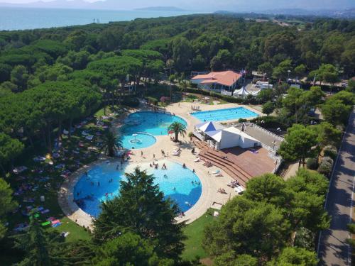 una vista aérea de un complejo con 2 piscinas en SMALL CAMP Baia Domizia KR VIP Full Service en Baia Domizia