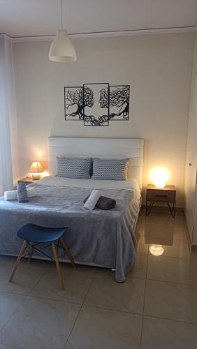 1 dormitorio con 1 cama grande con 2 lámparas y 1 silla en SeaSide House 37 Θουκιδιδου,Alimos, en Atenas