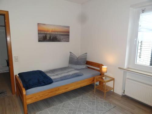 a bed in a room with a picture on the wall at Idyllisch gelegene EG-Wohnung m. 3 Schlafzimmern in Bünde