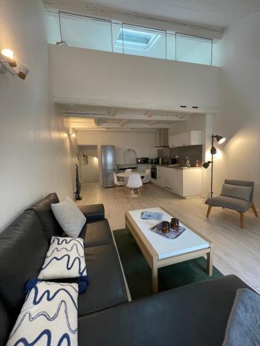 un salon avec un canapé et une table dans l'établissement LES COSYS SAINT ANNE, à Nancy