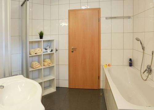 ein Badezimmer mit Badewanne, Toilette und Waschbecken in der Unterkunft Fewo on the Top in Willingen