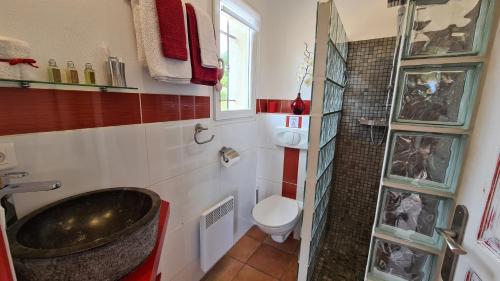 a bathroom with a tub and a toilet and a sink at la cigale sous l'olivier in Le Castellet