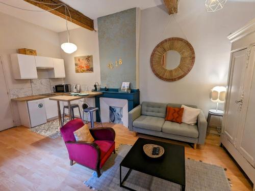 un salon avec un canapé et une table dans l'établissement 