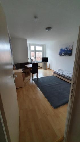 een slaapkamer met een bed, een bureau en een tafel bij RB Unterkünfte IV in Maagdenburg