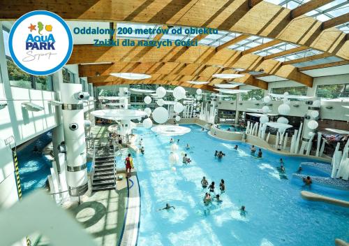 uma piscina num centro comercial com pessoas na água em AQUA HOUSE em Sopot