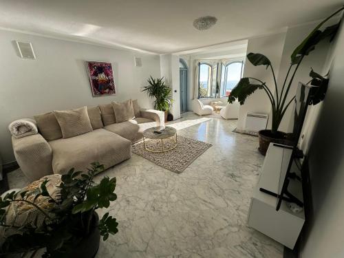 un salon avec un canapé et une table dans l'établissement P3 Monaco vue mer, à Roquebrune-Cap-Martin