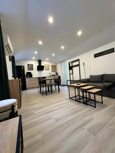 un salon avec un canapé et une table dans l'établissement Chez FanF & Nanie, à Isigny-sur-Mer