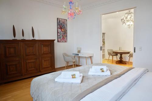 een slaapkamer met een groot bed en handdoeken bij IDEE Living: Design-Apartment- Netflix - 6 Pers in Mannheim
