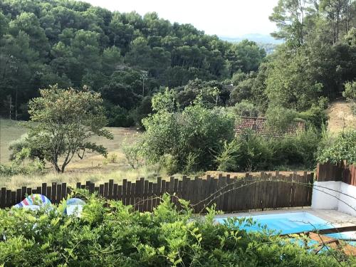 um quintal com uma cerca e uma piscina em Labussiere em Lorgues