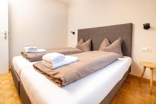 a bedroom with two beds with towels on them at Apartment Bellevue Seis in Siusi