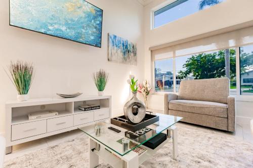 Χώρος καθιστικού στο Uhost AI - Luxurious 5B Home w Pool & Lounge