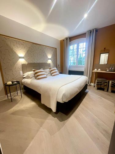 Postel nebo postele na pokoji v ubytování LES 15 CHENES Chambres d hôtes, parc arboré de 5000 m2 à 20KM du PUYDUFOU Une suite familiale et 3 chambres doubles