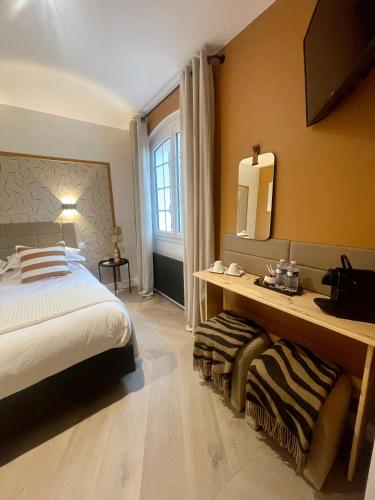 Postel nebo postele na pokoji v ubytování LES 15 CHENES Chambres d hôtes, parc arboré de 5000 m2 à 20KM du PUYDUFOU Une suite familiale et 3 chambres doubles
