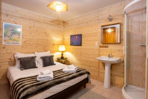 - une chambre avec un lit, un lavabo et une douche dans l'établissement Chalet Melusine - Big Chalet w Spa Pool, Sauna, Huge Terrace, Views & Privacy!, à Argentière