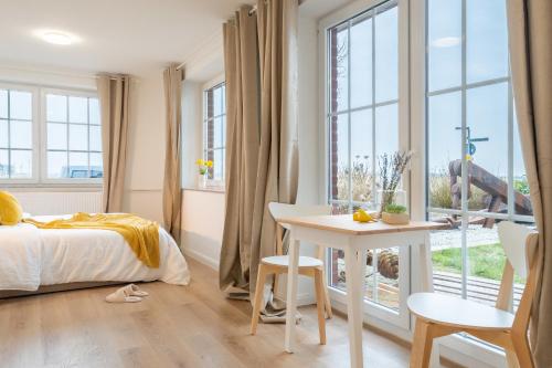 - une chambre avec un lit, une table et une fenêtre dans l'établissement CNS24b19 Ein-Raum App BalkonGarten, à Cappel-Neufeld