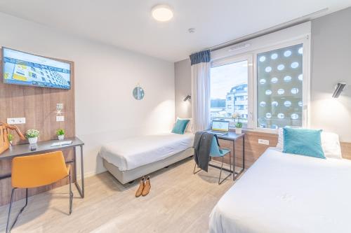 イヴリー・シュル・セーヌにあるBreak & Home Paris Italie Porte de Choisyのベッドが2つと窓があるホテルの部屋