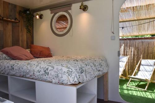 Llit o llits en una habitació de Tiny House sCarabane Jacuzzi à la campagne
