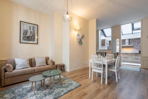 un salon avec un canapé et une table dans l'établissement Lille Centre - Nice apartment in subplex ! 3pers, à Lille