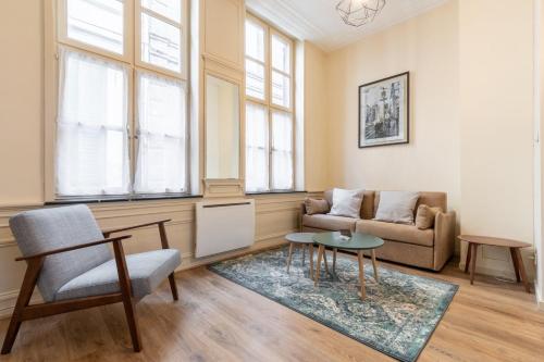 un salon avec un canapé et une table dans l'établissement Lille Centre - Nice apartment in subplex ! 3pers, à Lille