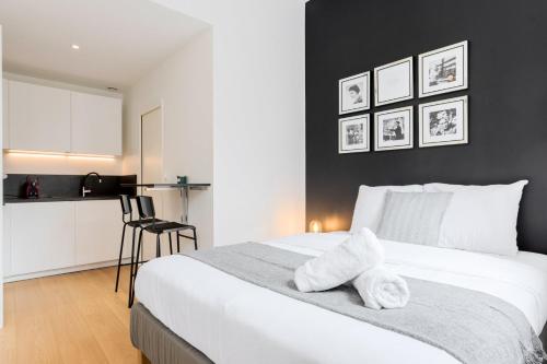 une chambre avec un lit blanc avec des serviettes dessus dans l'établissement Vieux Lille - Neat and bright apartment, à Lille
