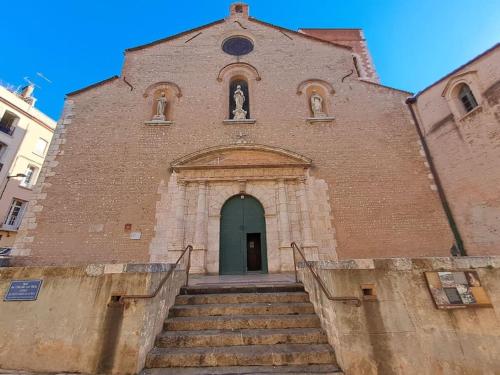 a church with stairs leading up to a door at hypercentre, appartement coquet en rez-de-chaussée in Perpignan