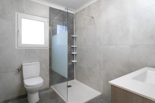 ein Badezimmer mit Dusche, Toilette und Waschbecken in der Unterkunft Villa Piscine à la Fustera Benissa in Benissa