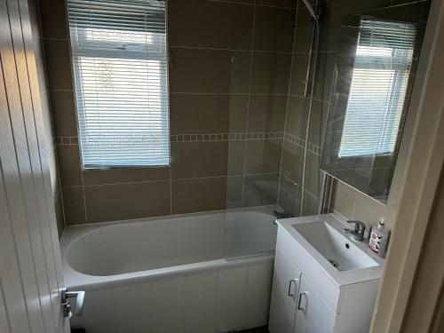 een badkamer met een bad en een wastafel bij Inviting 6 Birth Lodge - Southview Skegness in Skegness