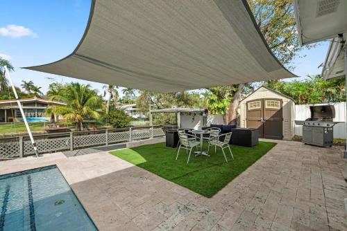 Πισίνα στο ή κοντά στο Uhost AI - Luxurious 5B Home w Pool & Lounge